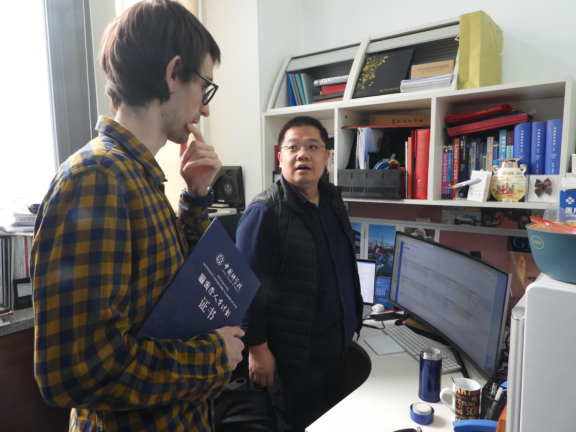 Dr. Montero-Mendieta having dicussion with Prof. Guo at his office in IOZ-CAS. Author: Zhuning Liu.